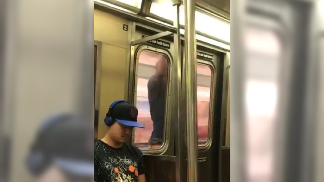 紐約地鐵高速行進 男子玩命冒險掛車門
