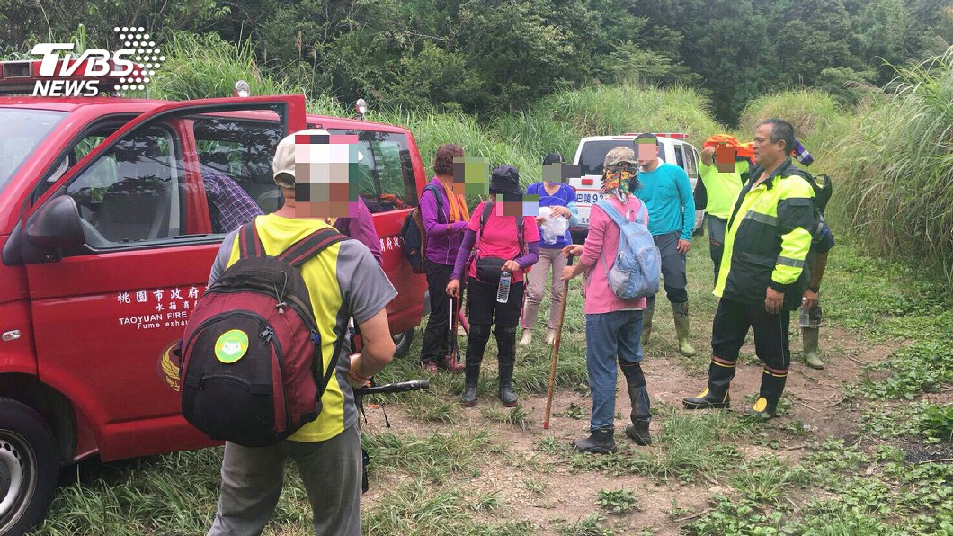 9人登塔曼山迷路　颱風來襲前警消救援成功