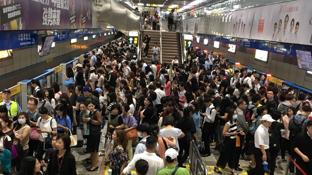 下午4時停班課北捷一度爆量 民怨難搭上車