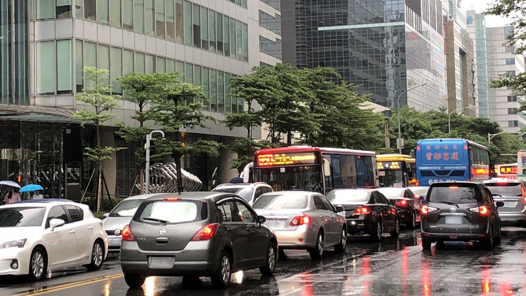 北市停班課湧人車　交警提早到崗疏流