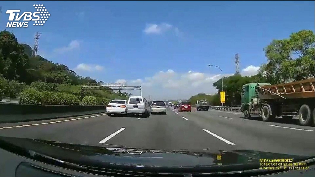 廂型車被撞之後往左偏,撞上最內側車道的白色小轎車。(圖/TVBS)