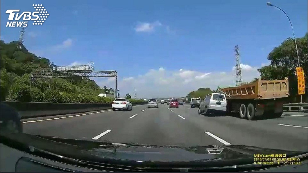 廂型車接著失控往右偏,撞上最外側的砂石車。(圖/TVBS)