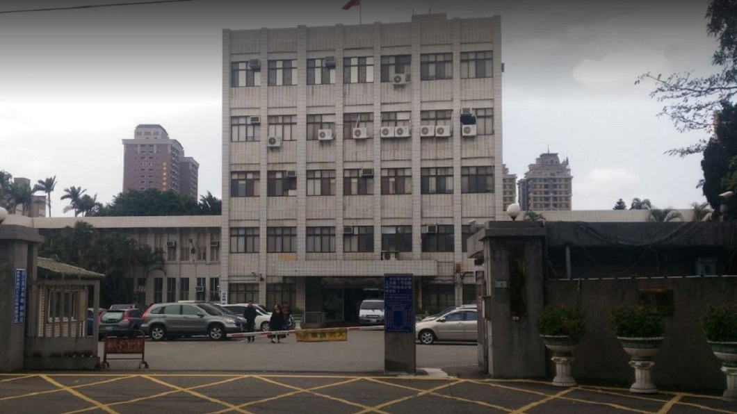 質疑判決不公 男當庭潑水嗆法官:你又不是包青天