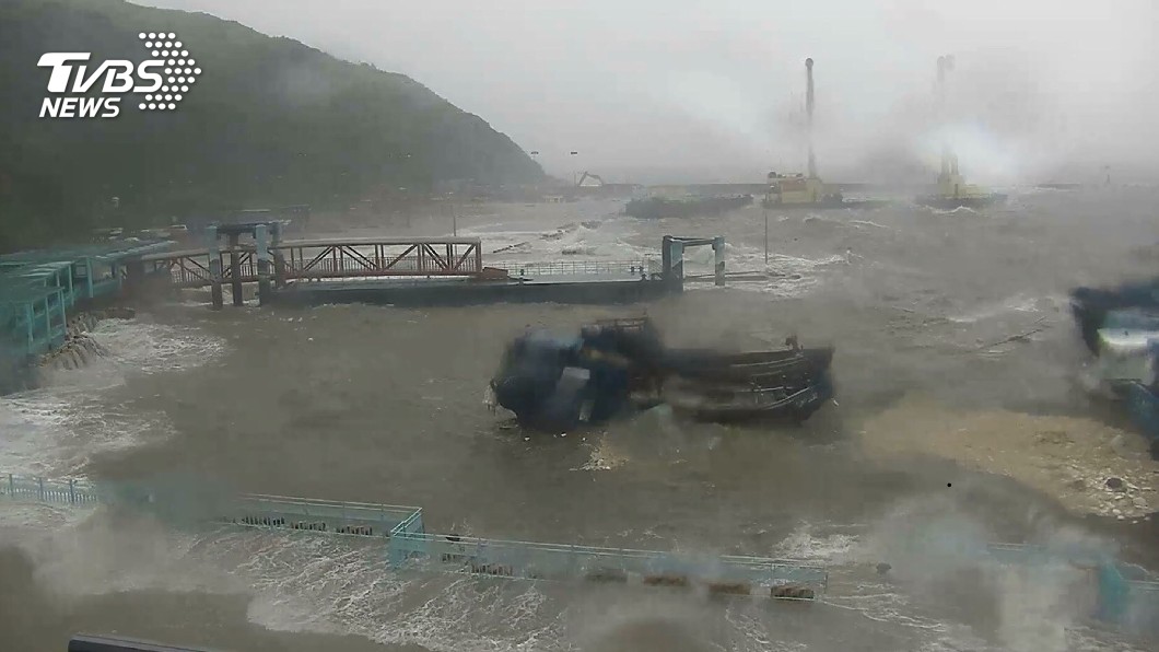 瑪莉亞颱風直撲馬祖 海水倒灌淹沒路面