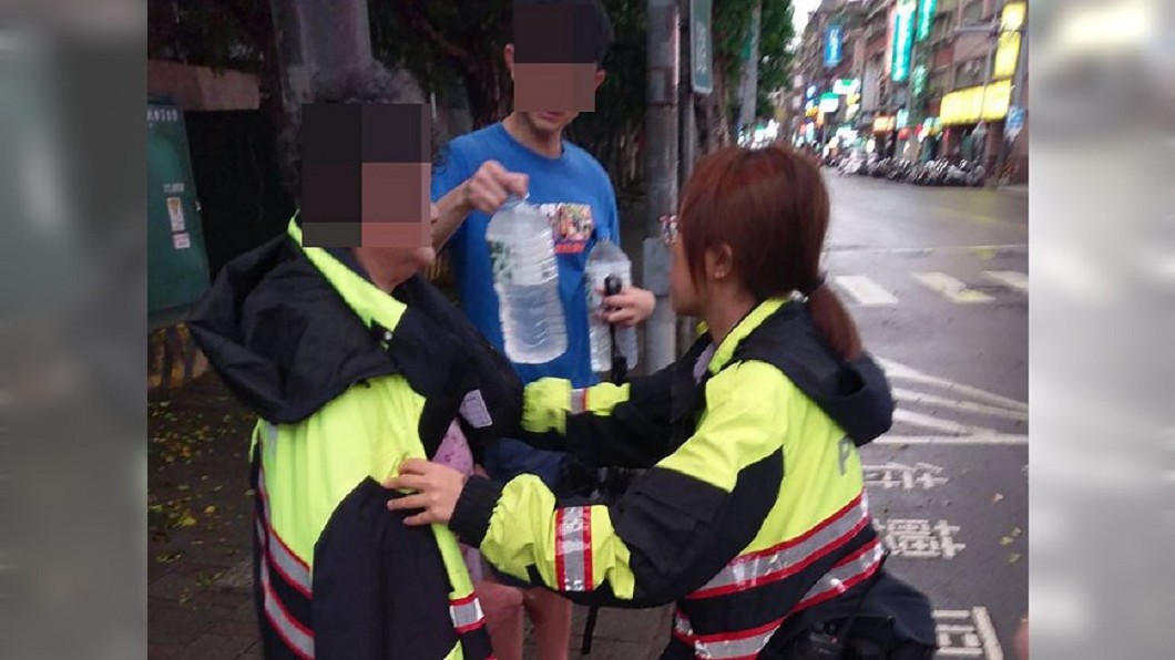 失智嬤颱風夜路邊淋雨 汐止暖警披衣助返家