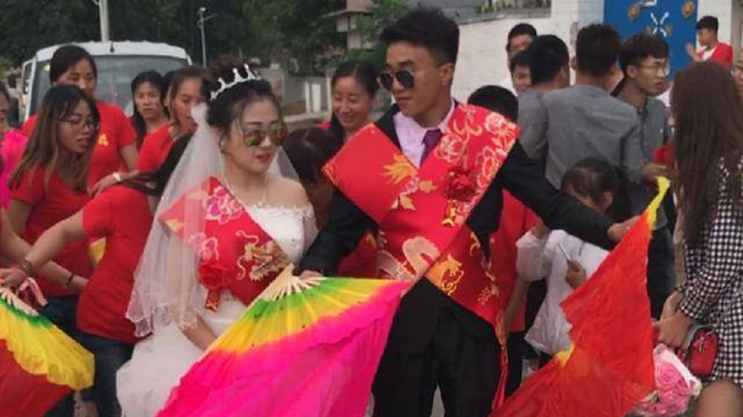 男子奉子成婚,姊姊們出錢幫他辦婚禮。(圖/翻攝自中華網)