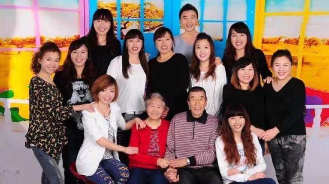 男子身為家中獨生子,備受父母親和姊姊們呵護。(圖/翻攝自中華網)