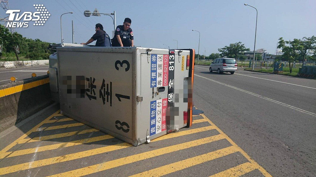 運鈔車過彎翻覆…內載4千萬現金 警一問驚呆戒護