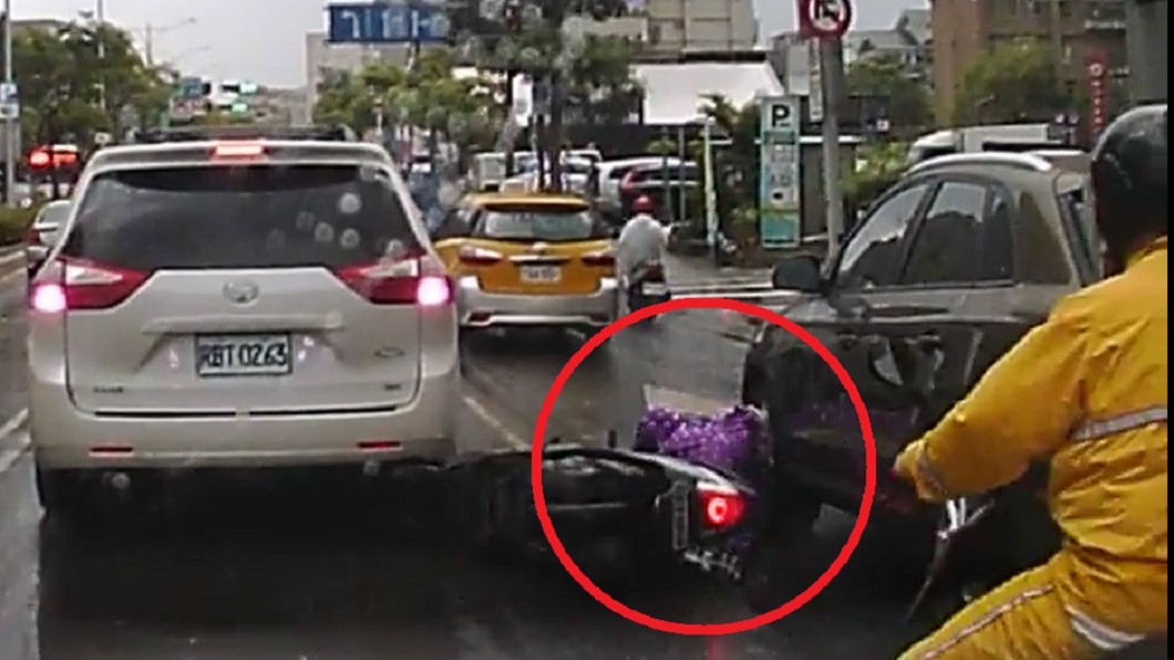 騎士鑽車「急煞慘摔」險爆頭 男星目擊:差1秒上天堂!