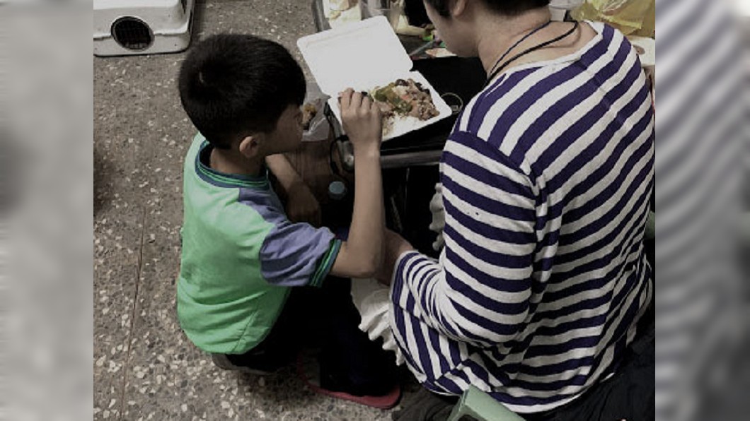 家貧「撿別人東西用」 9歲男童好料都先給媽媽吃