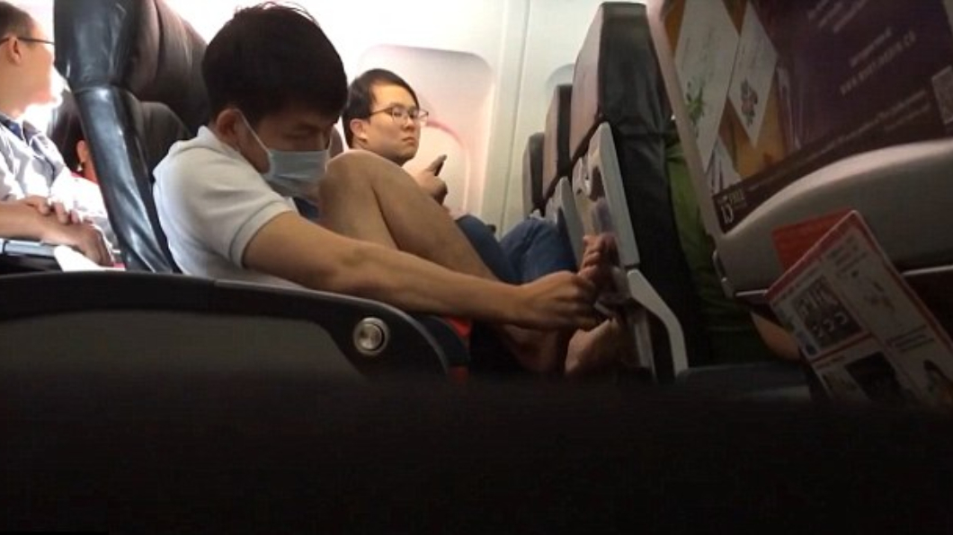 口罩男飛機上忘情摳腳 腳皮扔地上讓乘客崩潰:超噁心