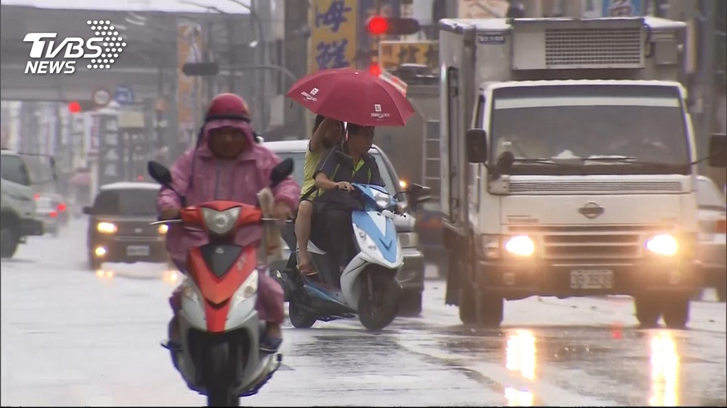 雨來了!4縣市大雨特報 鋒面接力下波「似典型梅雨」