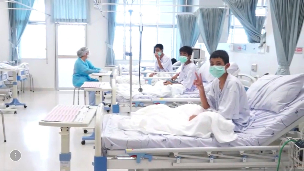 洞穴獲救少年 6人一間治療 比出:我愛你