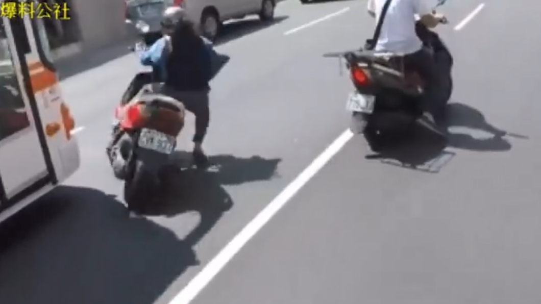 三寶男巷口衝出撞飛女騎士 網驚:公車司機差點買單