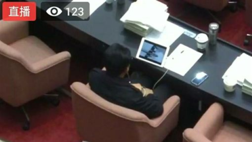 被抓包在議場看片!綠委爆氣告鄉民 結局出爐…