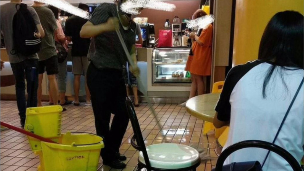 她弄翻飲料「拿到新的」秒閃！留店員辛酸拖地收殘局