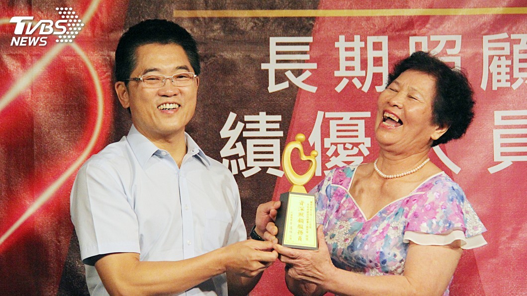 幫解決家庭問題 71歲照服員:比領薪水高興