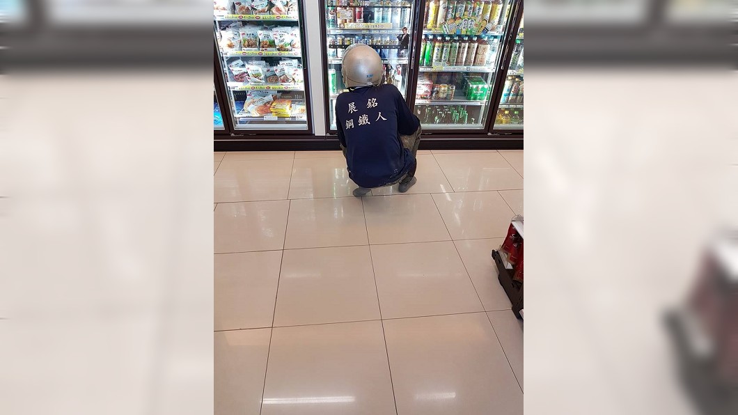 「鋼鐵人」脫鞋進超商買飲料 店員大讚:超貼心