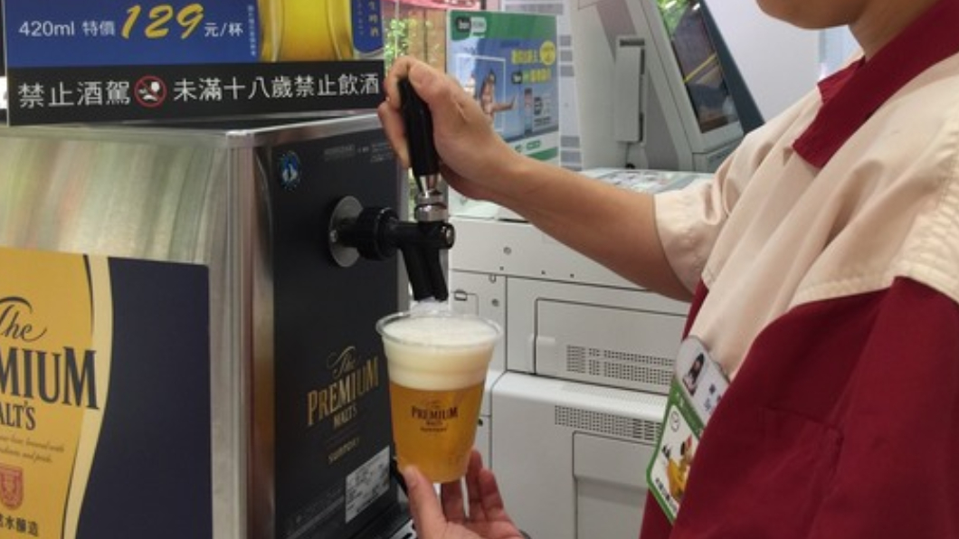 店員還要倒酒!超商首賣新鮮生啤 這家門市才能喝到