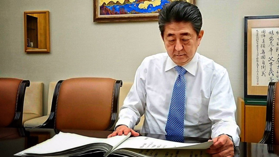 勘災行程疲於奔命? 日首相安倍晉三髖關節發炎