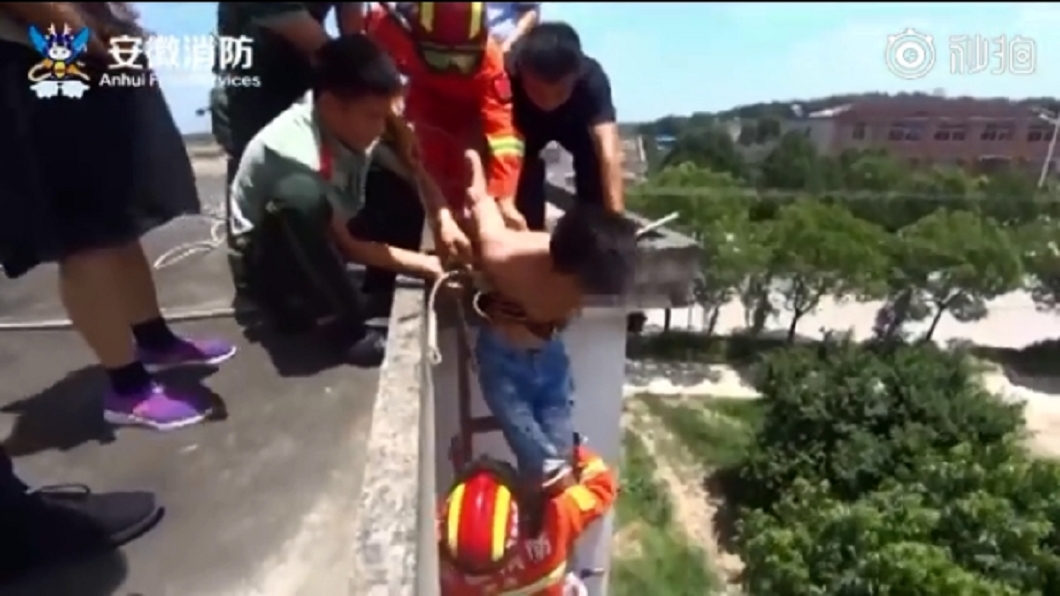 無業男爬頂樓揚言輕生 竟因天氣熱被老母逼洗澡