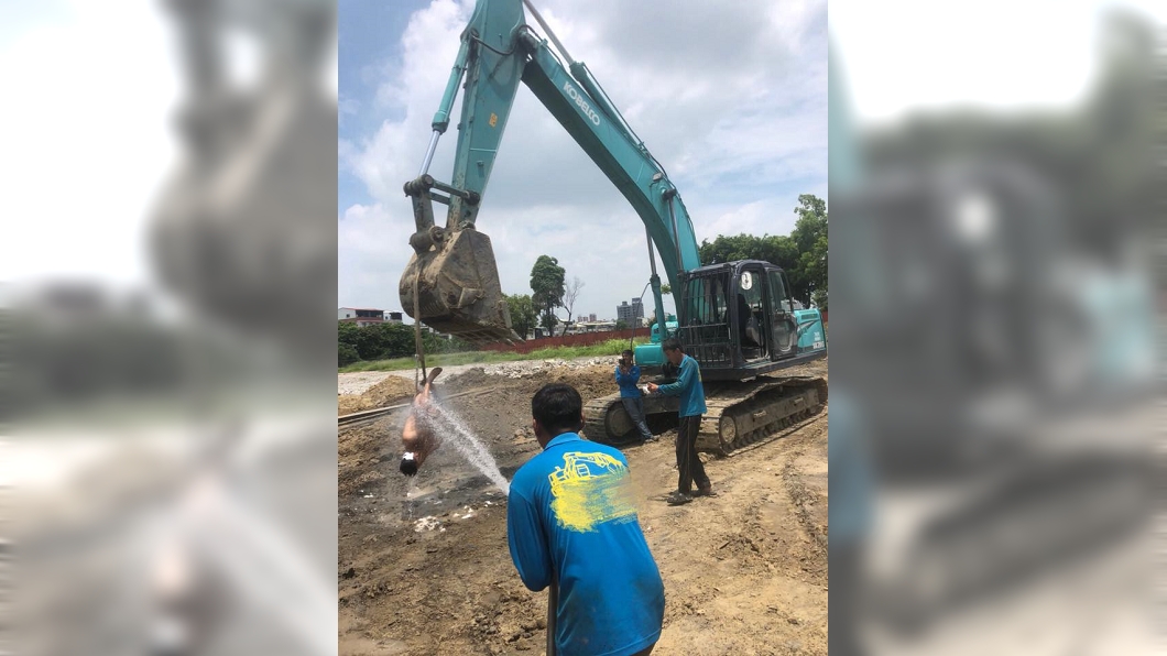 惡整壽星新高度!他遭倒吊怪手行刑式慶生笑炸網友