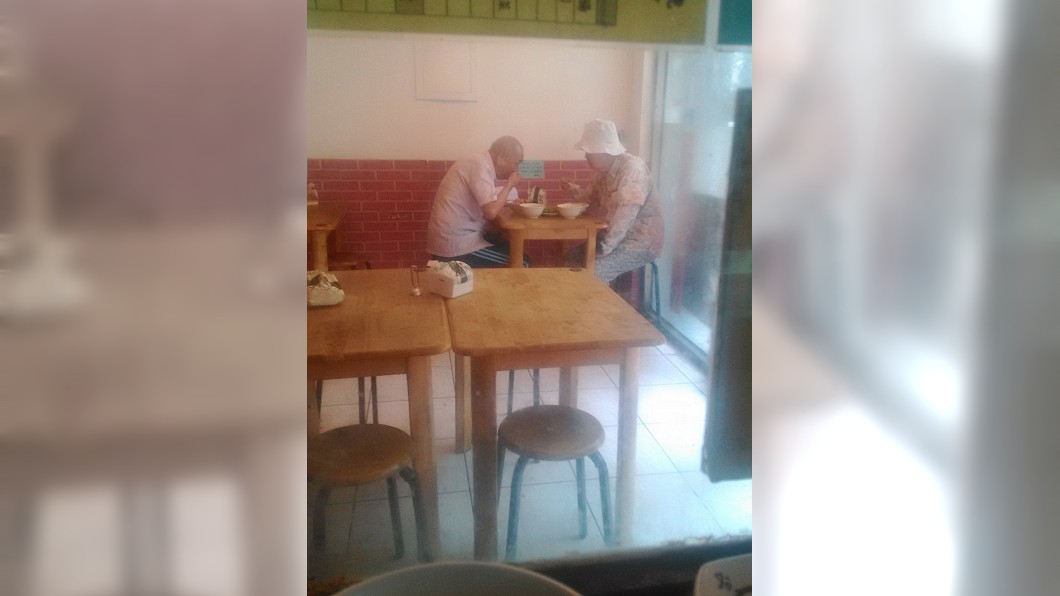 老闆曾因跑路餓到怕!小吃店「免費」供甘苦人吃到飽