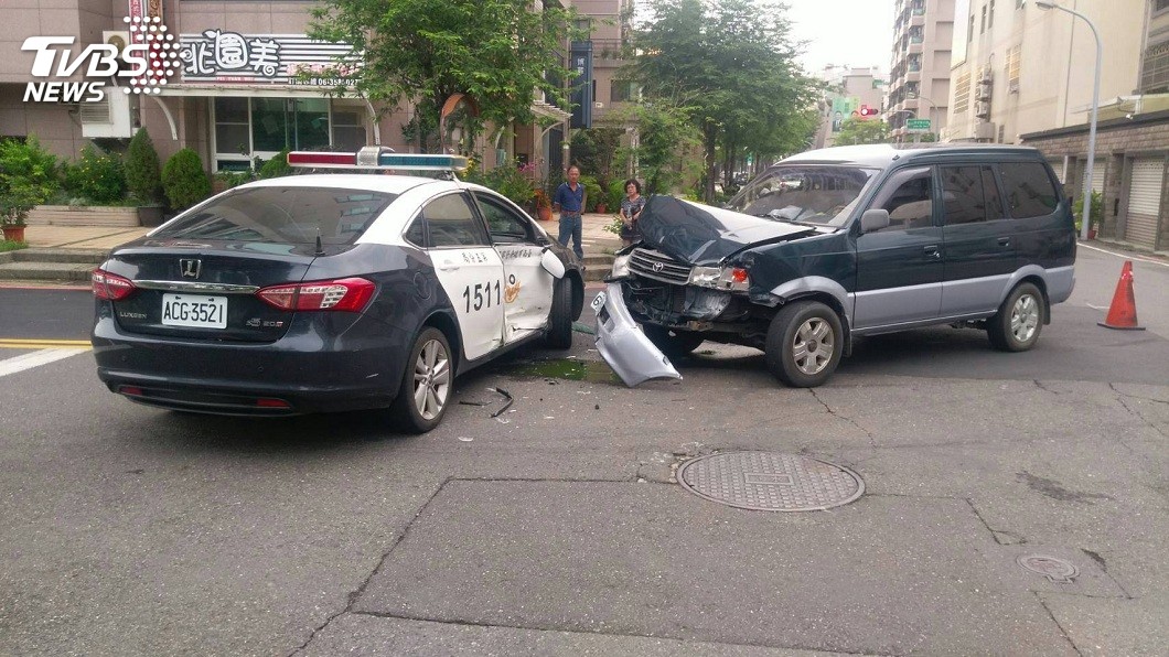 事後調查，這起車禍地點，正好是前一天黃姓女子墜樓身亡的案發地點，而且駕駛的王姓員警，正好就是前一天處理命案的員警。(圖／TVBS)