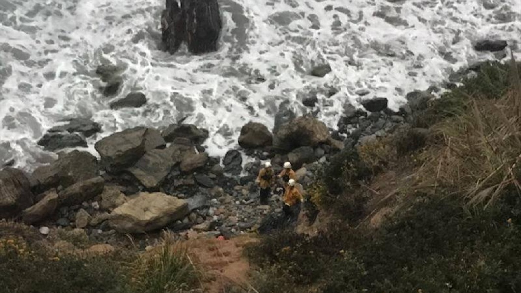 當地警長表示,女子墜崖後沒摔死或淹死還幸運生還,真的是命大。(圖/翻攝自Monterey County Sheriff's Office臉書粉絲團)