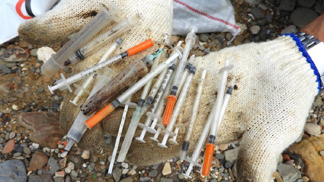 基隆海灘成毒趴天堂？志工淨灘狂掃61支帶毒針頭