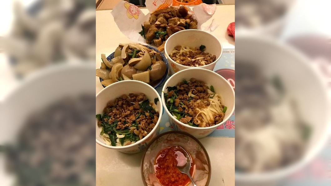 給3碗麵算2碗價！重聽阿婆佛心賣麵　買這堆130元