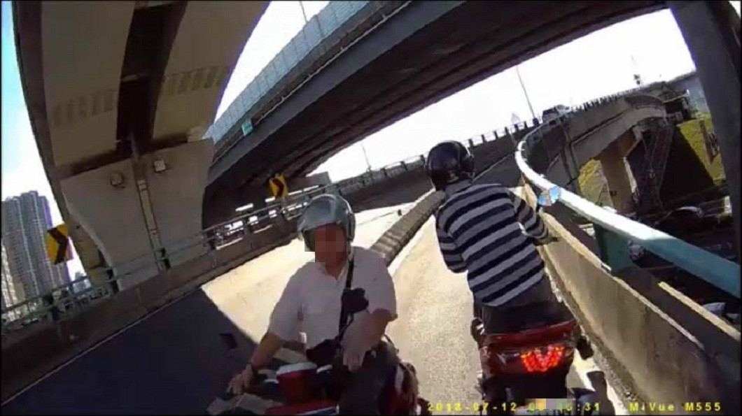 新北市三重區中興橋一名男子逆向下橋,引發車禍意外。(圖/翻攝自爆料公社)