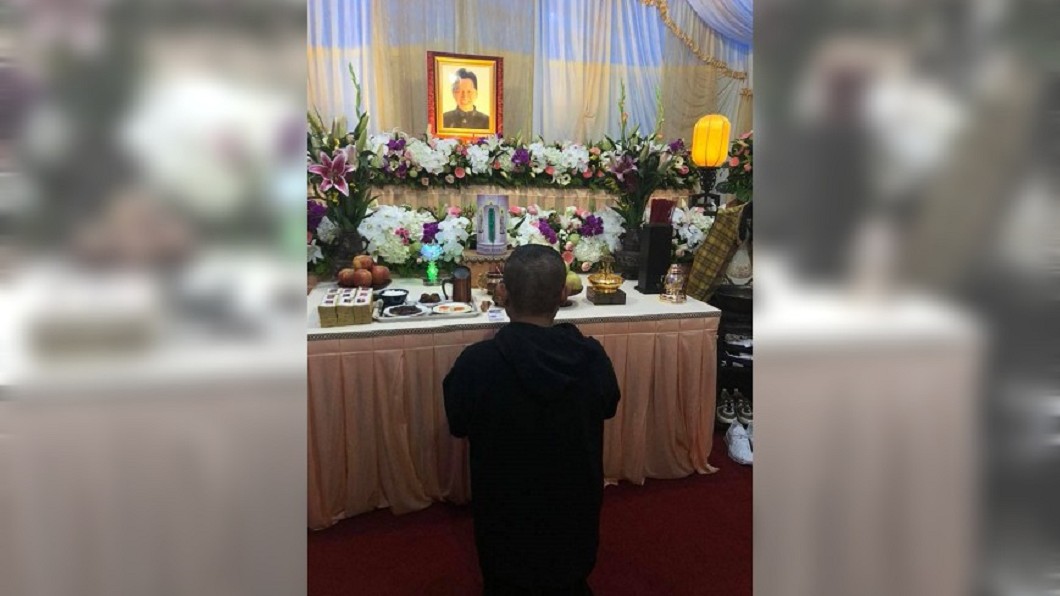 老師走了…許效舜跪倒靈前 淚憶葉教授:如俠客吟嘯