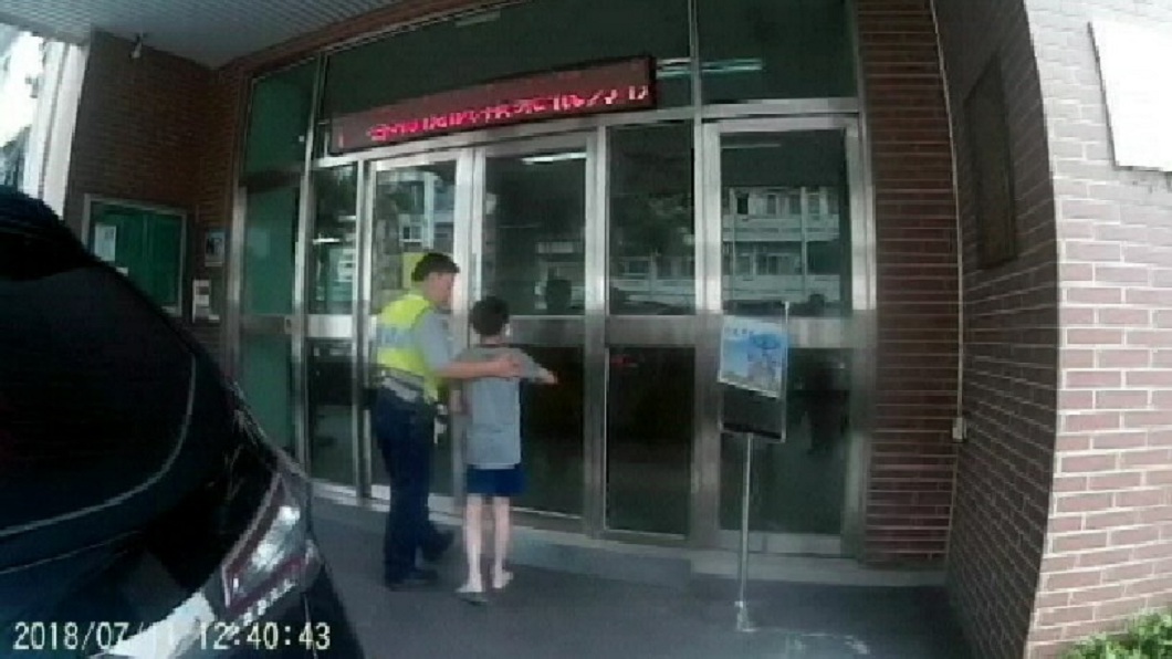 員警隨後將男童帶回派出所。(圖/TVBS)