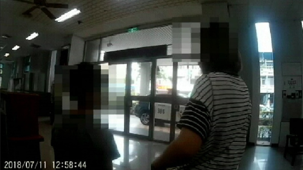 男童的母親接獲通知,連忙趕到派出所接兒子。(圖/TVBS)