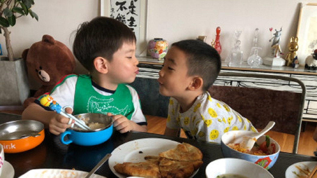 嗯哼大王「嘟嘴啾咪」Jasper　兩小無猜同框賣萌