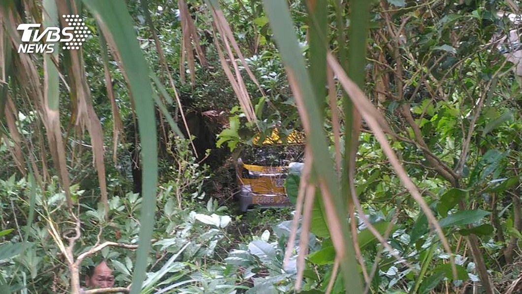 小黃爆衝墜15公尺山谷　幸好無人受傷