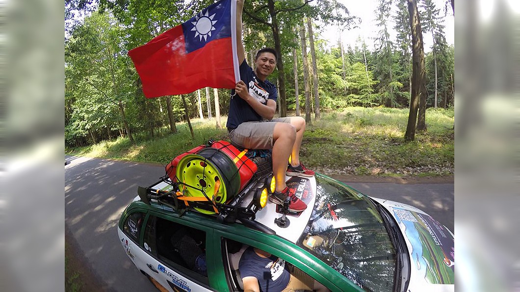 蒙古拉力賽出發　中華民國國旗飄捷克