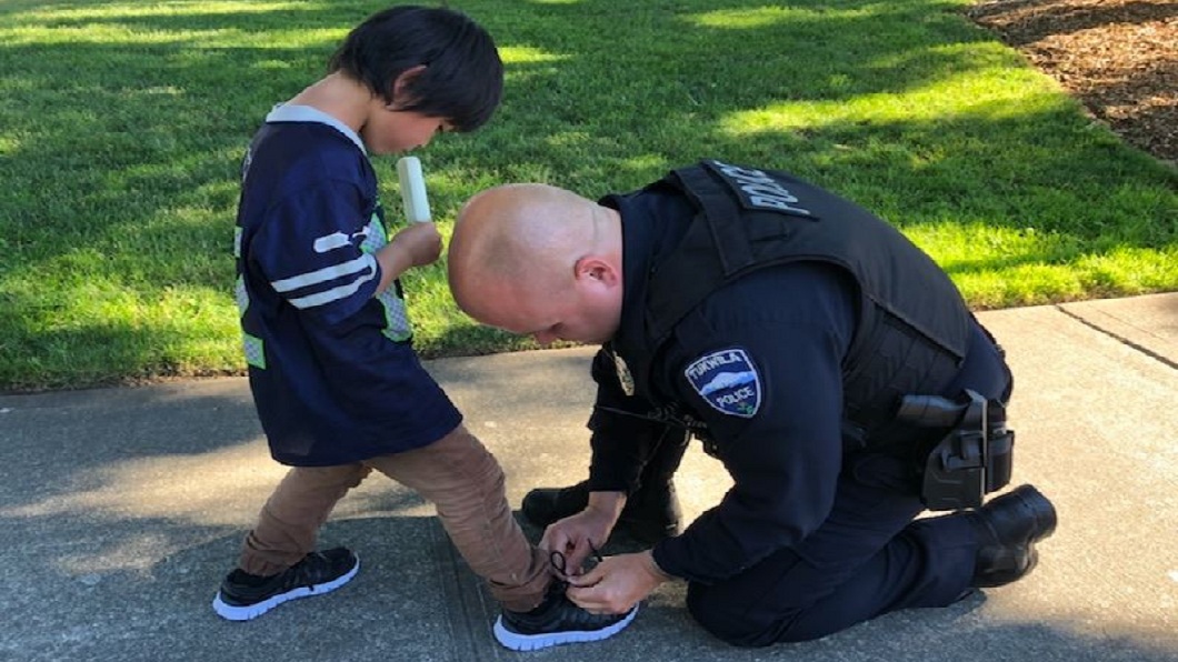 男童沒鞋穿破襪還流血 暖警買新鞋幫穿上