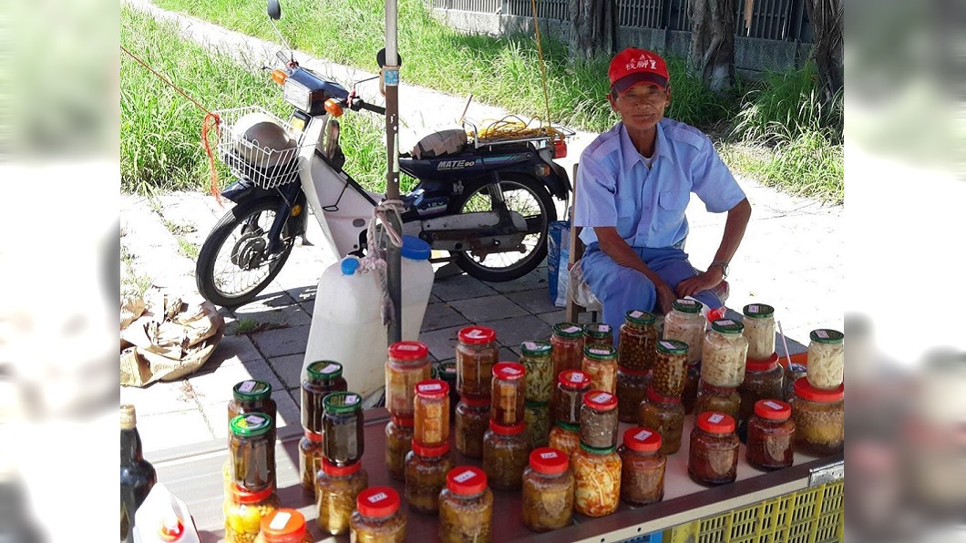不做沒飯吃 72歲老翁頂烈日賣醬菜賺便當錢