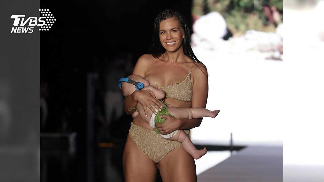 女模抱5月娃邊哺乳邊走秀 有人讚有人酸