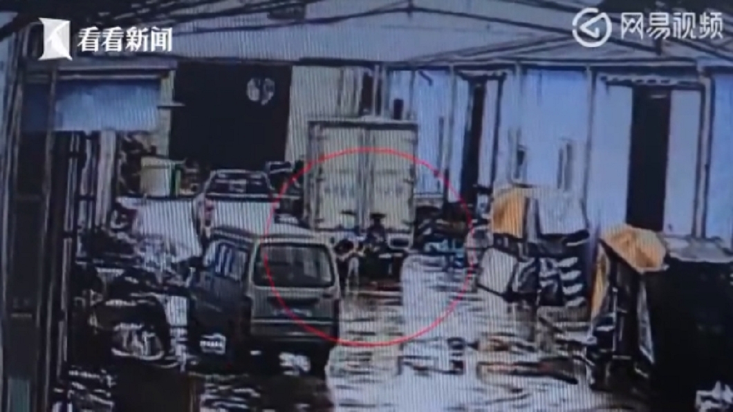 影/貨車倒車輾殺老婦 3歲孫幸運躲死劫車底爬出