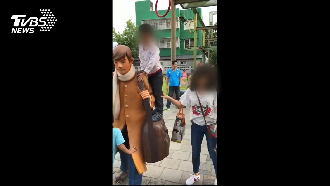 誇張!就為拍照 媽媽抱兒攀爬幾米人偶