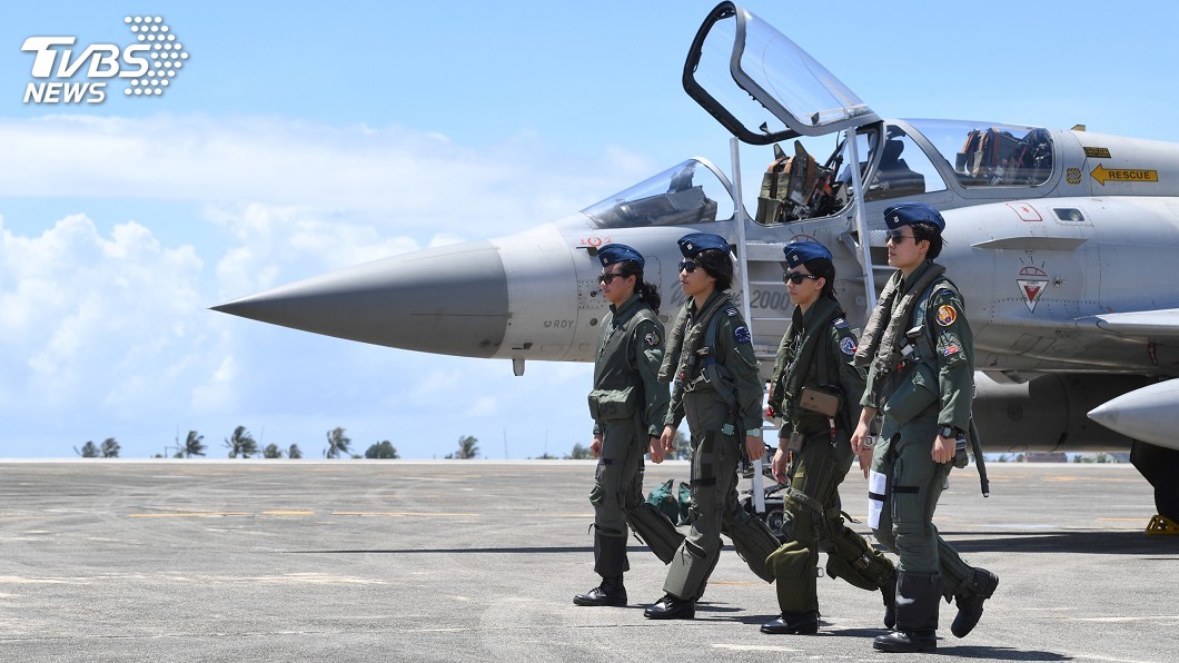 打破刻板印象! 國軍三型戰機首批女飛官亮相