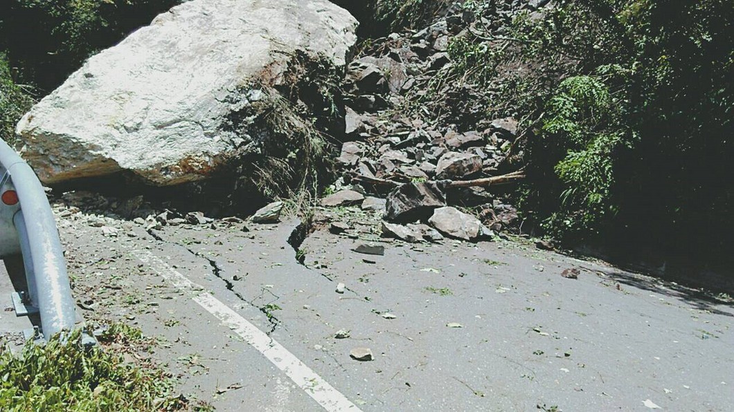 南橫巨石擋路 利稻部落交通中斷