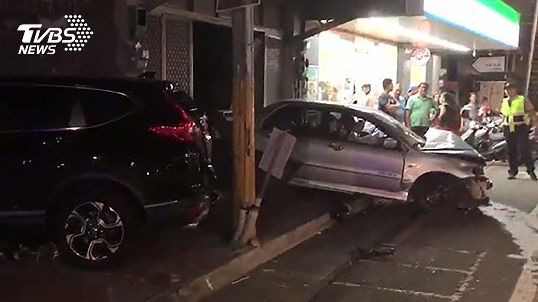 疑酒駕競速釀禍 男子高速撞豆腐店3傷