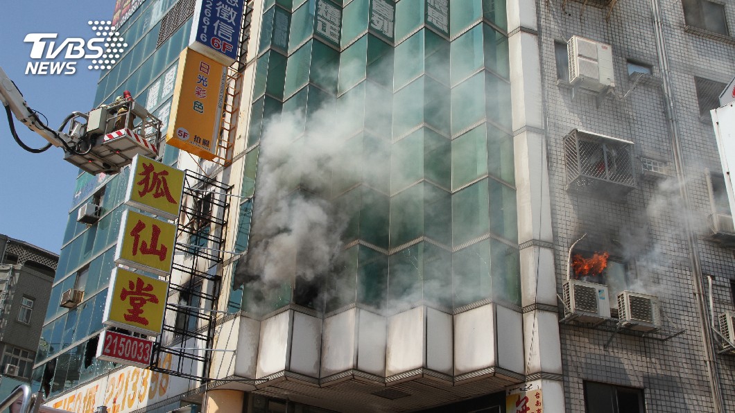 台南住商大樓冒火 人員急疏散無傷亡