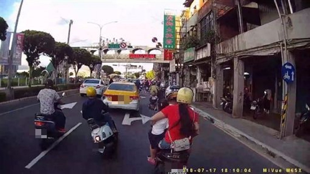 好危險!三重三貼奇觀 後座女僅單手抱女童