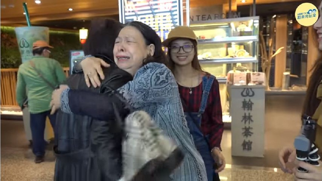 阮秋姮的母親因合約到期要回越南,僱主阿嬤捨不得她離開頻頻擁抱落淚。(圖/翻攝自YouTube)