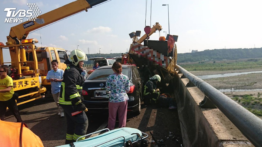 轎車追撞路肩國道工程車 釀1死2傷